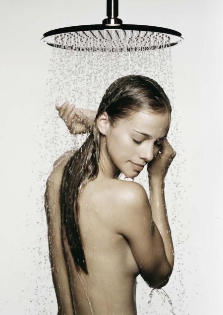 Красивая девушка под душем