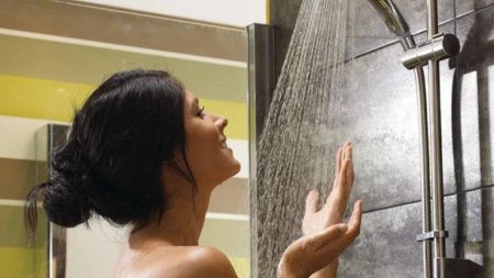 Моется в душе