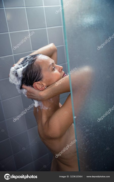 Девушка моется в душе