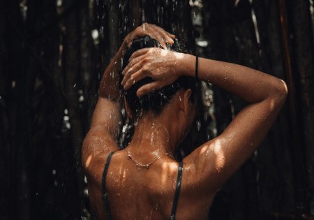 Девушка в тропическом душе