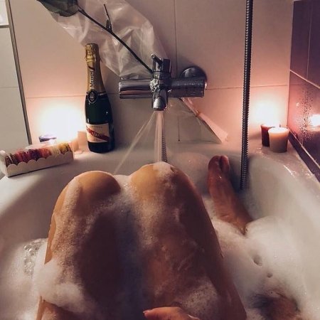 Парень с девушкой в ванной