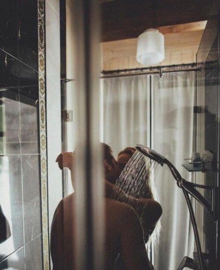 Мужчина и женщина под душем