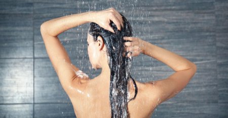 Девушка моет голову