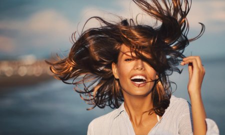 Девушка с развевающимися волосами