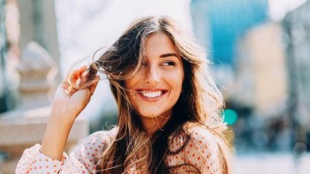 Девушка счастлива