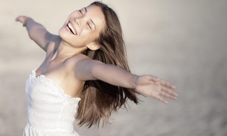 Девушка счастлива