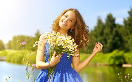 Девушка с букетом ромашек