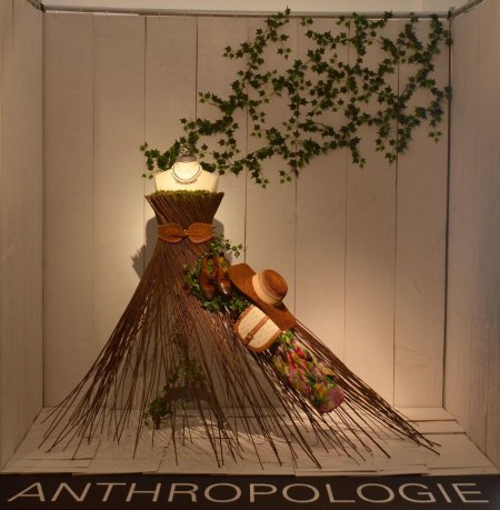 Украшение витрины ветками