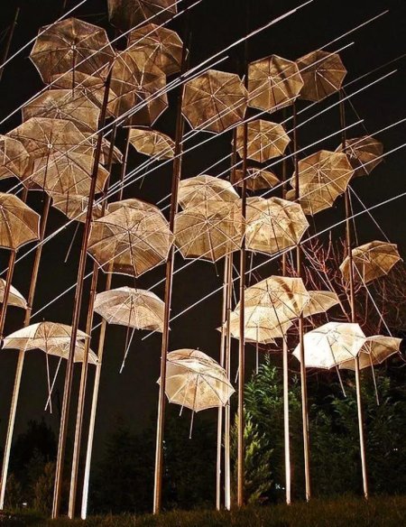 Инсталляция зонтики