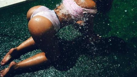 Девушка в бассейне