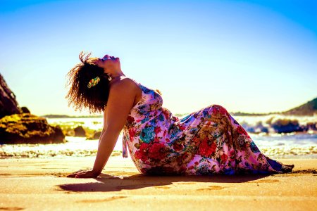 Полные женщины на пляже