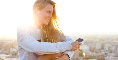 Девушка сидит на крыше