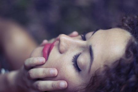 Лицо девушки в экстазе