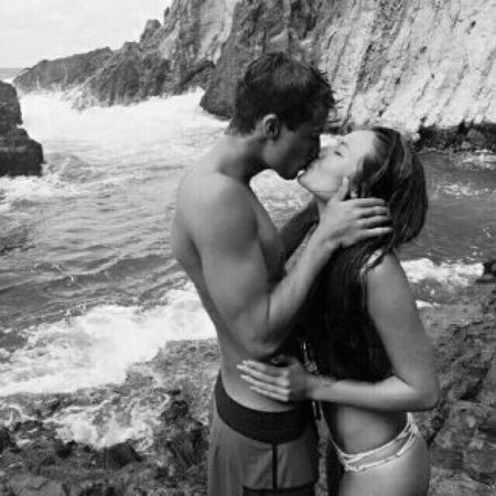 Парень с девушкой на море