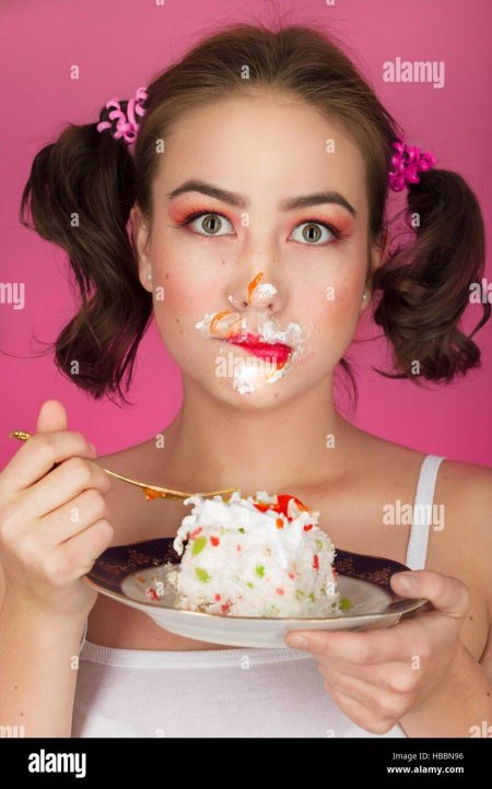 Девушка с тортом