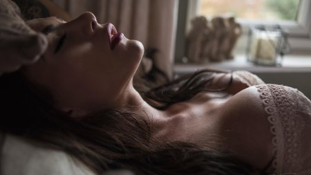 Возбужденная девушка