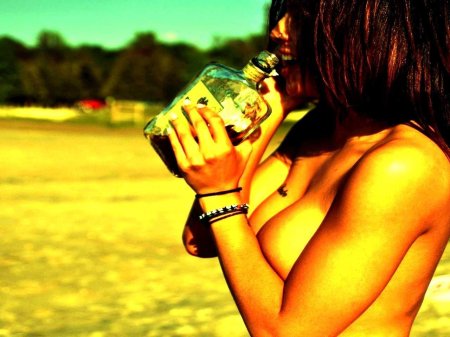Девушка с бутылкой