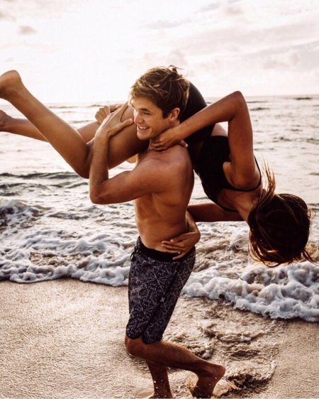 Парень и девушка на пляже