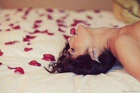 Фотосессия с лепестками роз