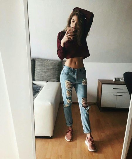 Стройная девушка в джинсах