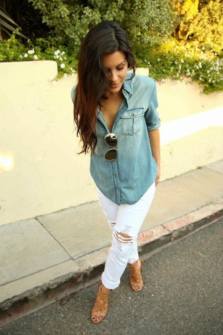 Девушка в джинсах и рубашке