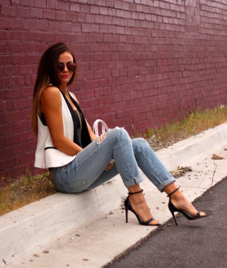 Девушки в джинсах и босоножках