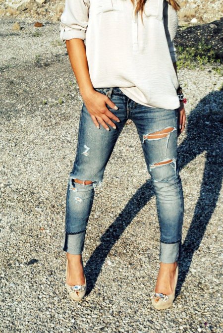 В рваных джинсах