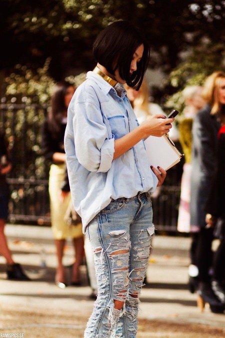 Девушка в рваных джинсах