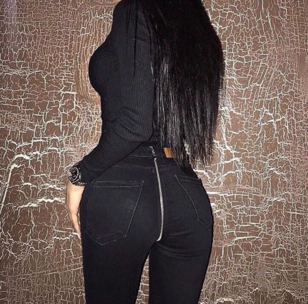 Девушка в черных джинсах