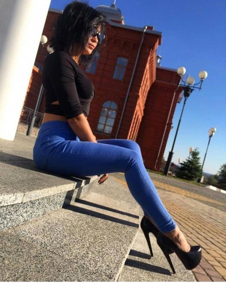 Красивые девушки на высоких каблуках