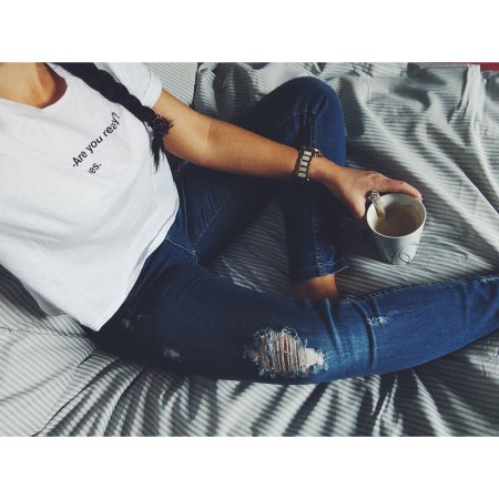 Девушка в джинсах без лица