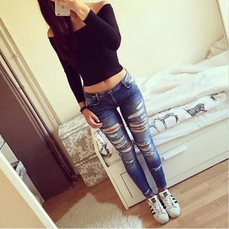 В рваных джинсах