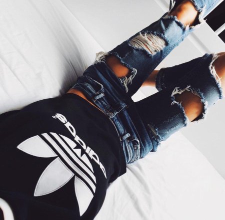 Девушка в рваных джинсах