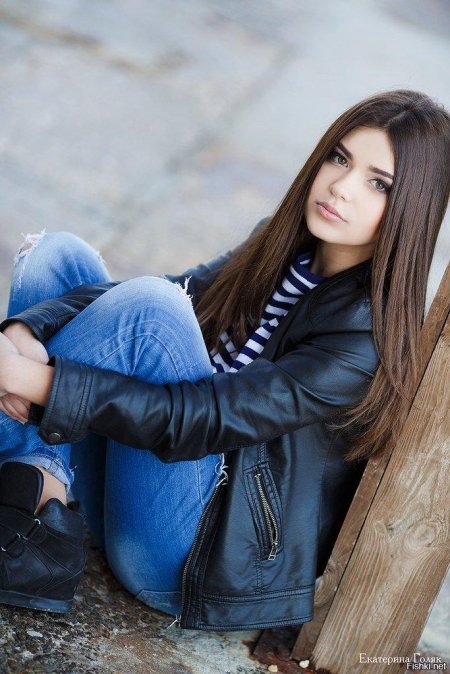 Скромная девушка в джинсах