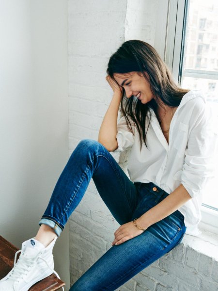 Девушка в джинсах