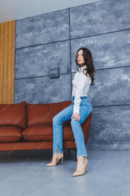 Девушка в джинсах