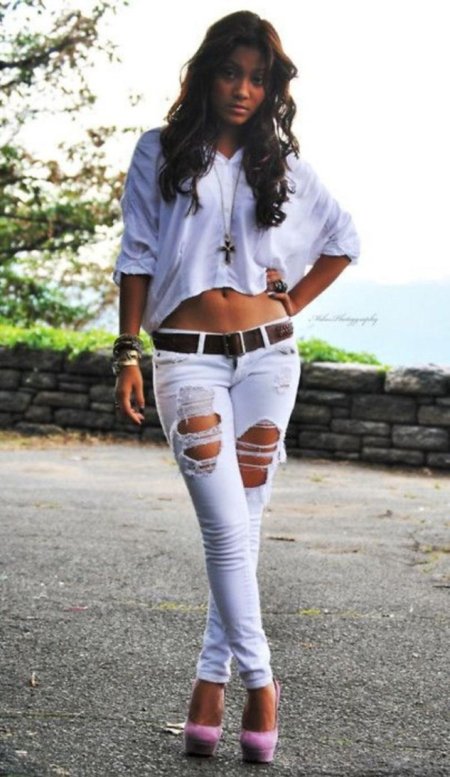 Девушки в рваных джинсиках