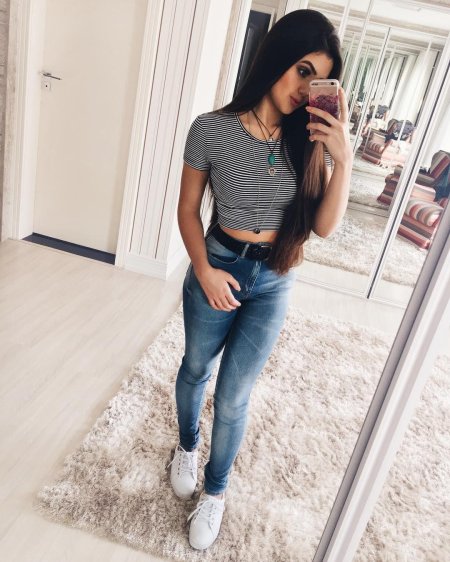 Красивые брюнетки в джинсах