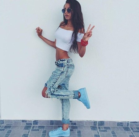 Девушка в рваных джинсах