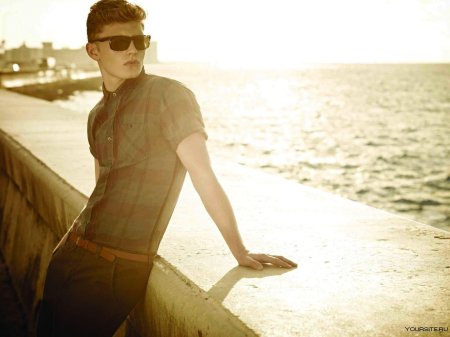 Парень в солнечных очках