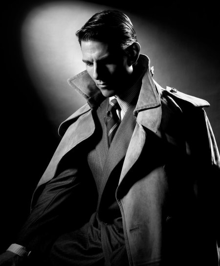 Мужчина в черном пальто