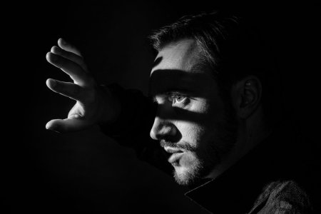 Мужской портрет жесткий свет