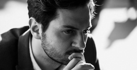 Мужчина задумчивый