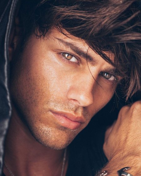 Виктор ван арт вампир брюнет