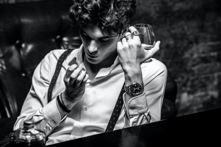 Мужчина с бокалом виски