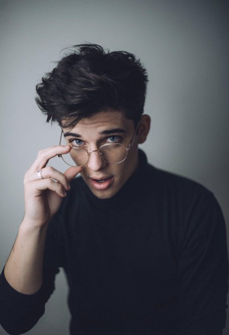 Парень в очках для зрения