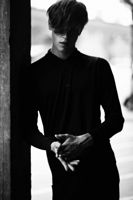 Загадочный красивый парень