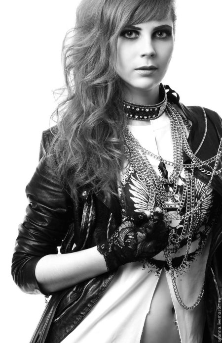 Девушка рокер