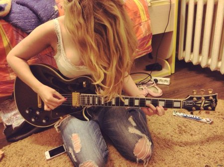 Девушка с электрогитарой