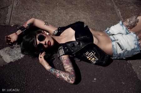 Девушка дерзкая